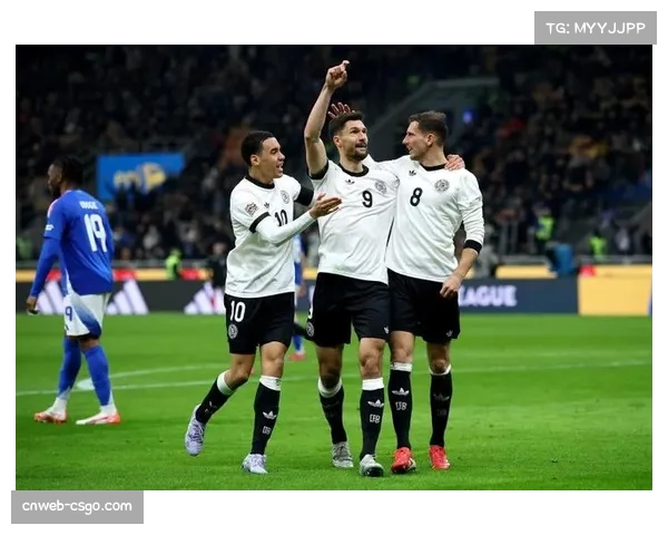 基米希与格雷茨卡组成双后腰，拜仁中场拦截与调度保障防线安全